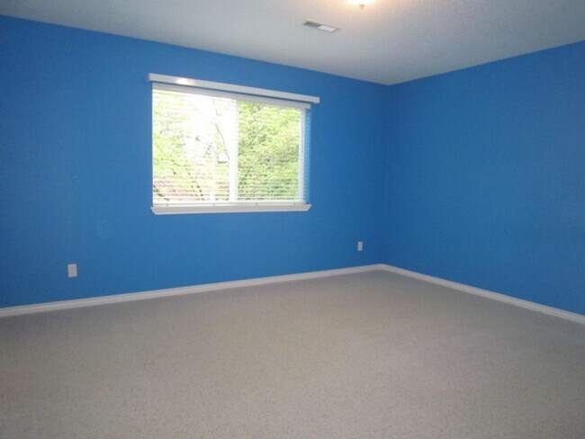 Building Photo - Large Bethany Home on a Corner Lot! 6 Bed 3 Bath