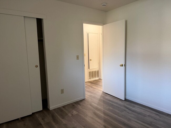 Building Photo - Remodeled 3 bedroom 2 bath house in Citrus Heights HUGE YARD