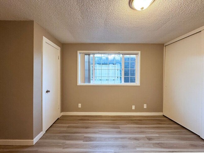 Building Photo - 1117-B W 6th Ave