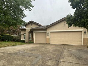 Building Photo - Charming 4 bedroom, 2 bathroom single fami...