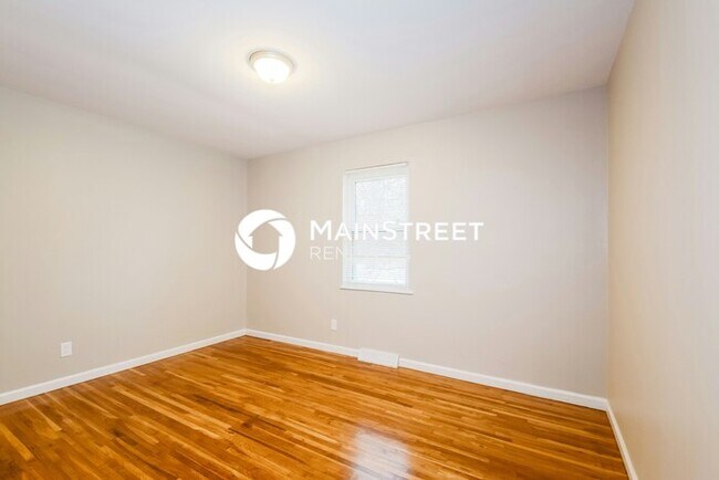 Building Photo - 3 Bedroom Pet-Friendly Home in ST CHARLES,...