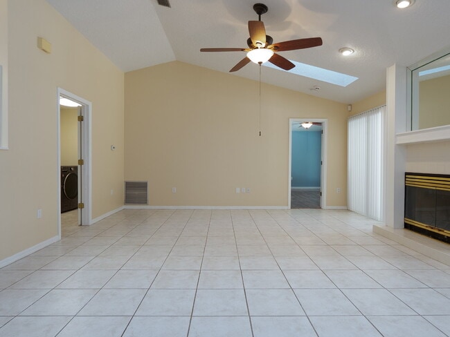 Building Photo - Enjoy Florida living in this spacious 3BR/...