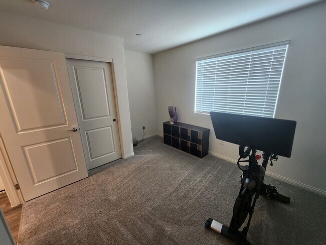 Building Photo - 3 story 3 bed/3 bath townhouse in brand ne...