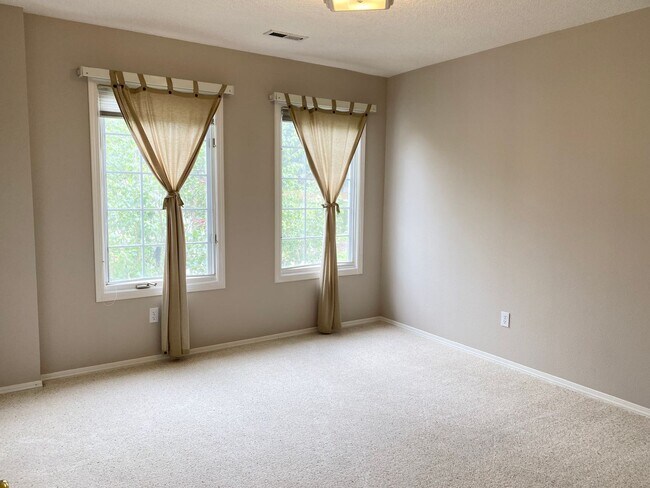 Building Photo - Beautiful custom home in Lakeshore Estates