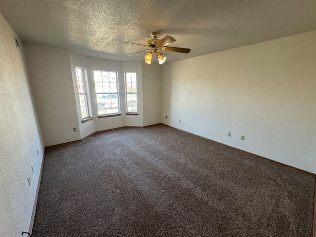 Building Photo - 4 bed 2story, 2 full baths, fenced yard, i...