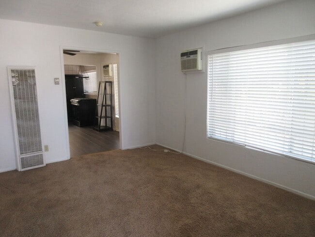 Building Photo - Adorable San Fernando home on O'Melveny