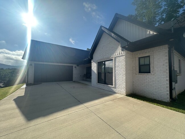 Building Photo - Stunning 4BR/2BA Home in Legacy Hill Estates