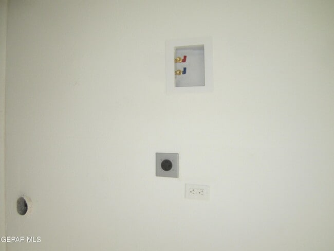 Building Photo - 305 Corvena Way