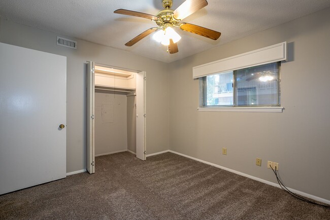 Building Photo - Renovated 1 bedroom in desirable midtown T...