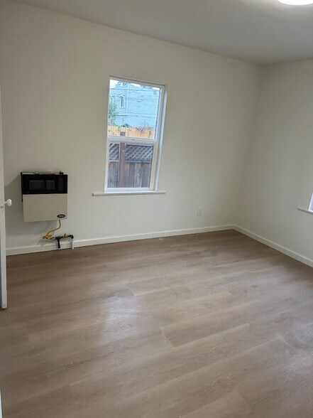 Building Photo - 637 W 41st St