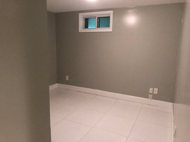 Room 4 - 1769 Dakota St