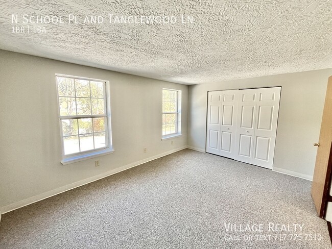 Building Photo - MOVE-IN READY! Top Floor! Roomy 1-Bed with...