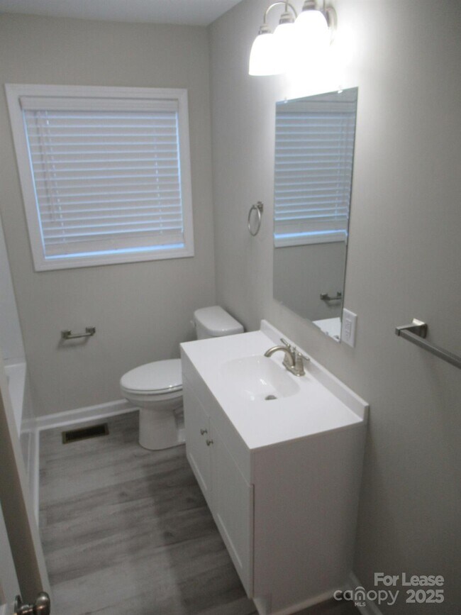 Building Photo - 1761 River Rd