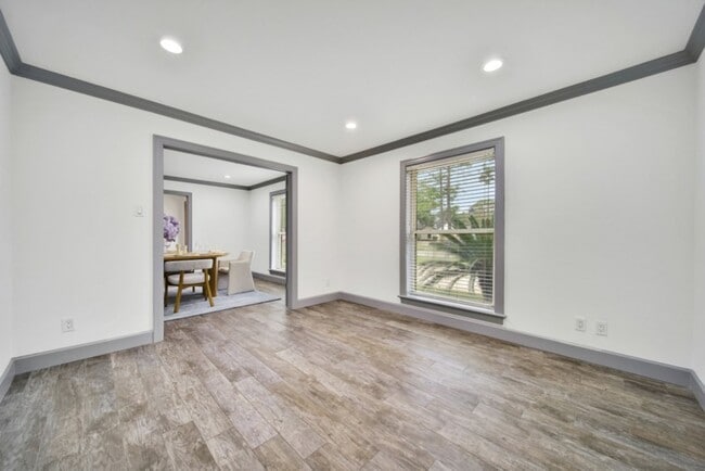 Building Photo - 10042 Briar Forest Dr