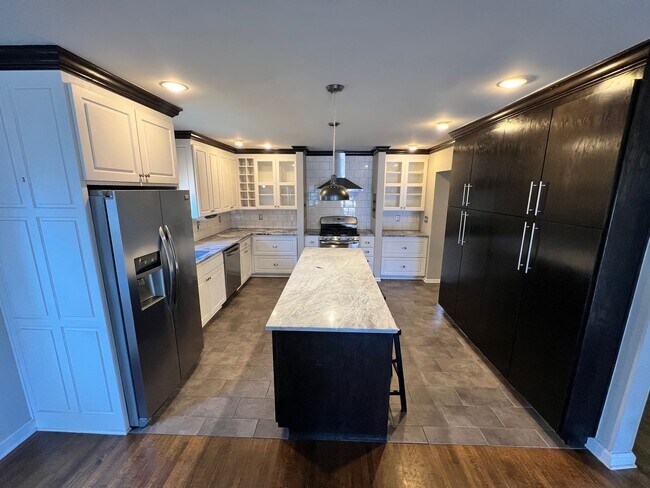 Building Photo - Beautifully renovated Midtown charmer