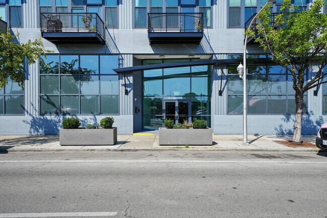 Building Photo - 1224 W Van Buren St