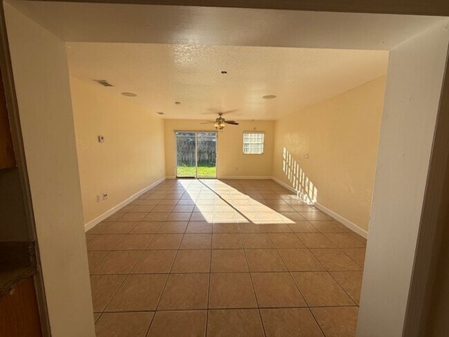 Building Photo - Beautiful single family Home.