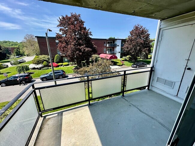 Building Photo - 41 Broadlawn Park