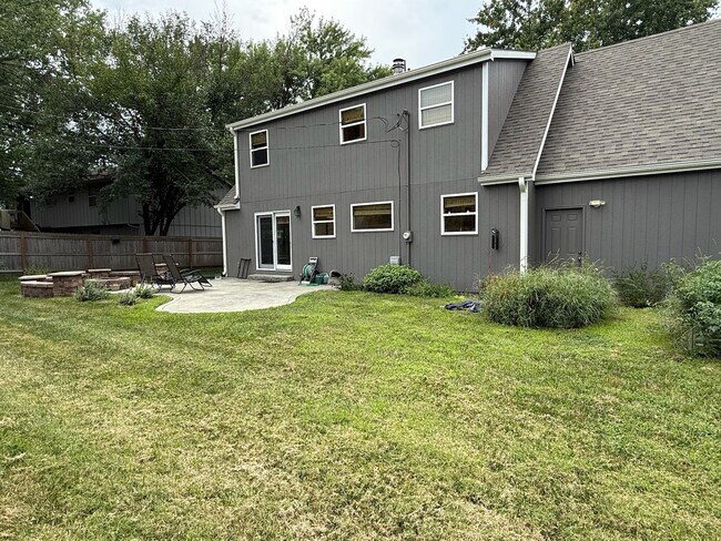 Building Photo - 3 bedroom 2.5 bath near Lake Shawnee