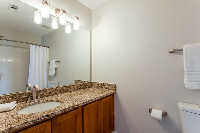 Building Photo - Enjoy this beautifully updated 3 Bed/3 Bat...