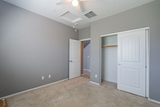 Building Photo - Move In Ready! Three Bedrooms - Beautiful ...
