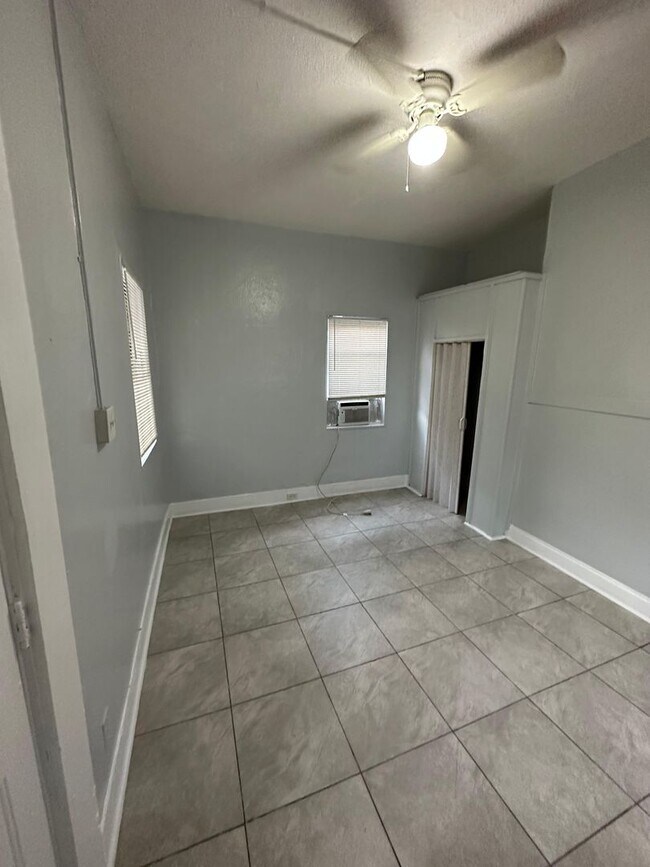 Building Photo - Fully Renovated 1/1 -Single Family  Ready to Move In!