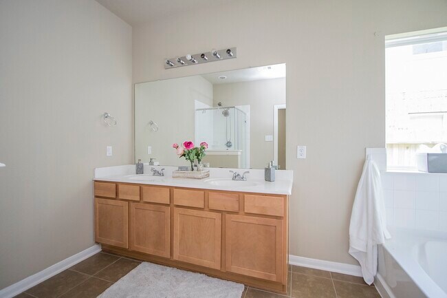 Building Photo - 2209 Onyx Ct