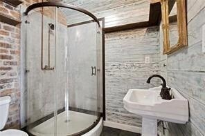 Building Photo - 606 Burgundy St