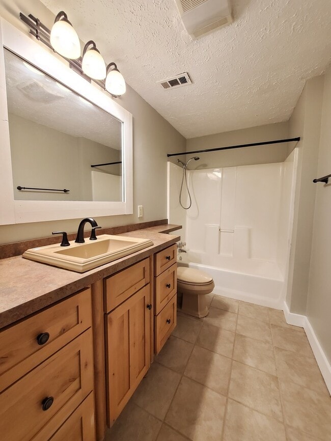 Building Photo - 1915 Little Ave