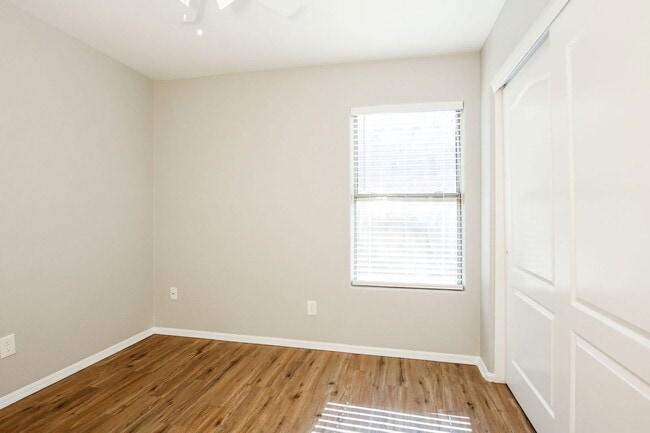 Building Photo - 11017 W Wilshire Dr