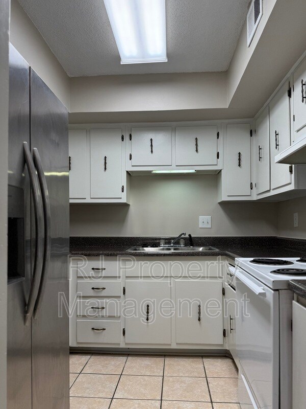 Building Photo - 3400 Lord Dunmore Cove
