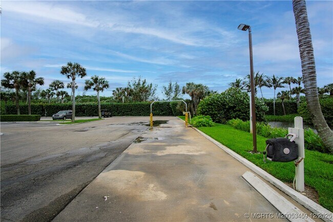Building Photo - 9940 S Ocean Dr