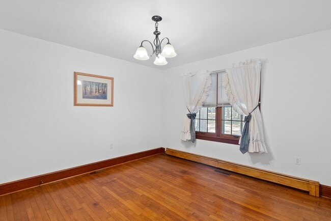 Building Photo - Brick 2-Bedroom Home Close to Farmville an...
