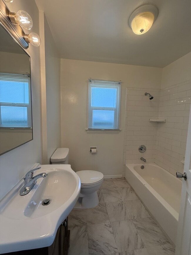 Building Photo - Remodeled Tujunga House
