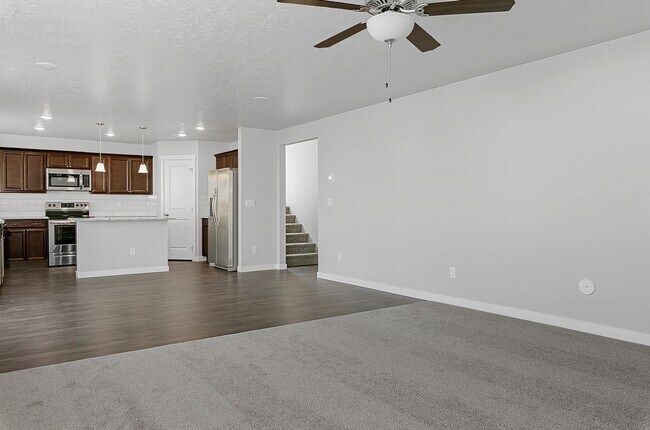 Building Photo - 3 Bed 2.5 Bath + Loft & Office located in the Greyhawk Subdivision