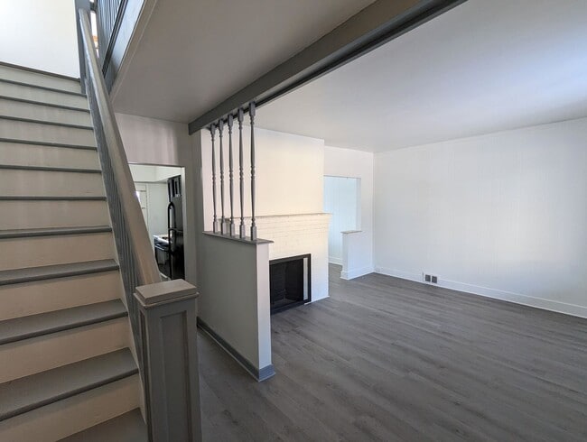 Building Photo - Cozy 2 Bedroom House on quiet street (Mars...