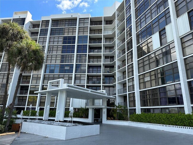 Building Photo - 400 Leslie Dr