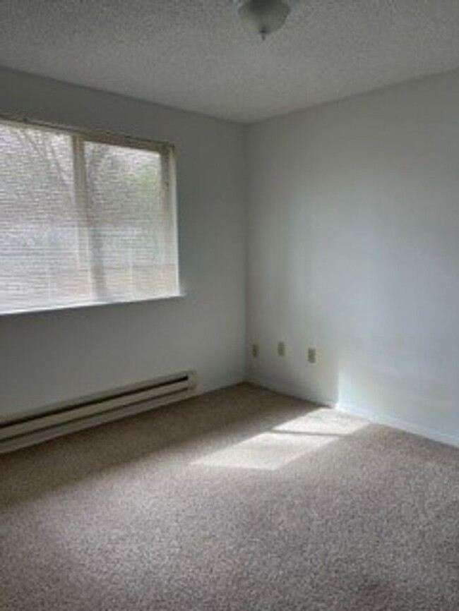 Building Photo - Cute & Spacious 2 Bedroom 1 Bath 4 Plex in...