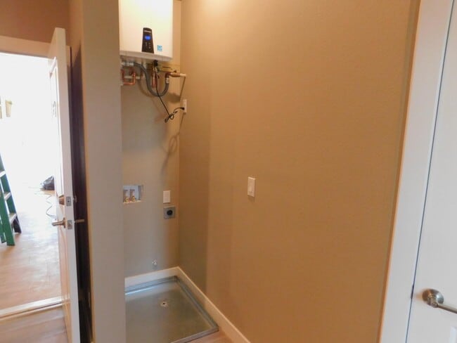 Building Photo - 621 W 2nd St