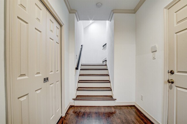 Building Photo - 1515 Hyde Park Blvd