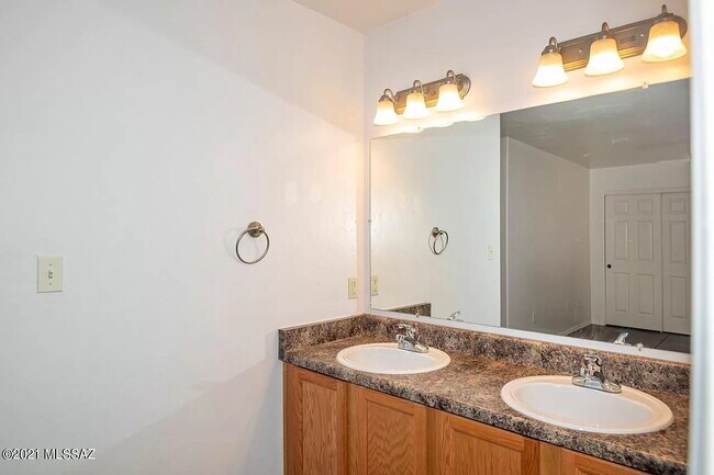 Building Photo - 3 bedroom 2 bath home with washer and dryer.