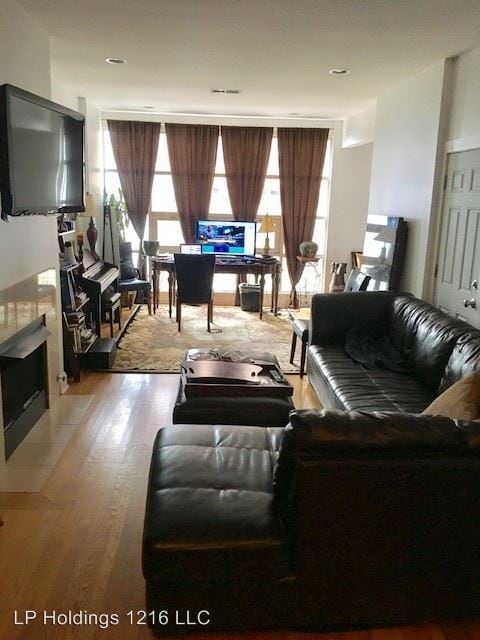 Building Photo - 1216 N LaSalle Dr