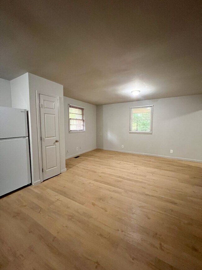 Building Photo - Charming Single-Family Home!