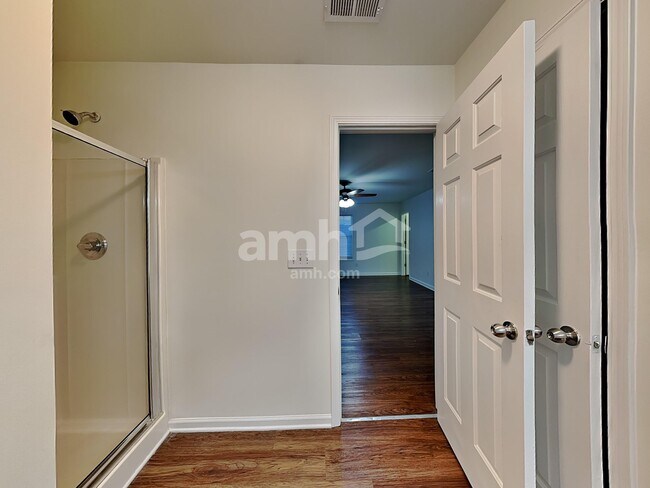 Building Photo - 10 Oakville Ct