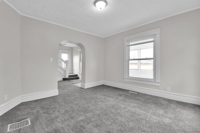 Building Photo - Large Single Family Rental - Available Now