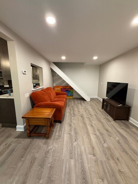 Building Photo - 12 Falcon Ln W