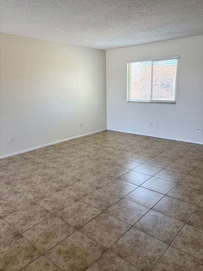 Building Photo - **GREAT 2 BEDROOM/2 BATHROOM/GATED CONDO I...