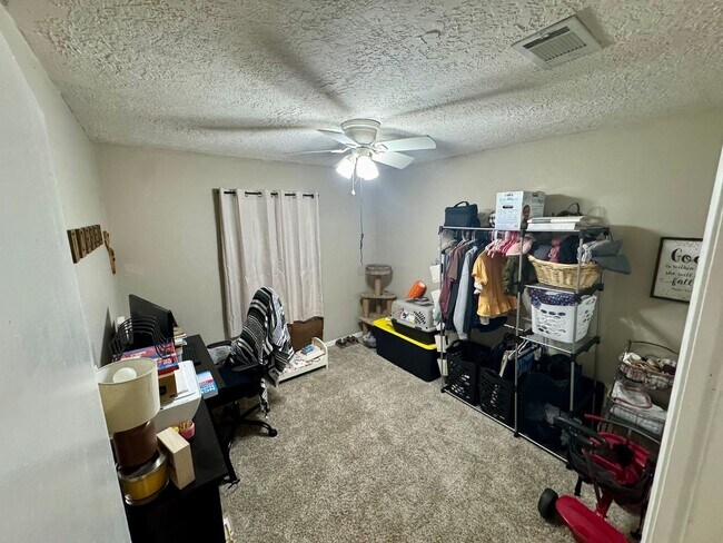 Building Photo - 2504 Hickory Dr