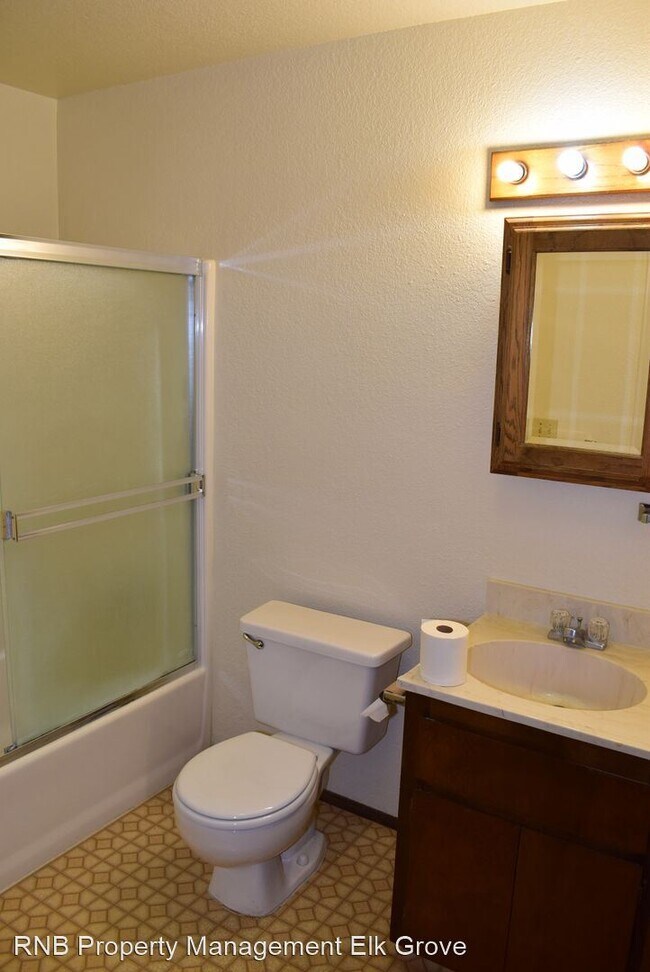 Building Photo - 2 br, 1.5 bath House - 901 North Palm Street