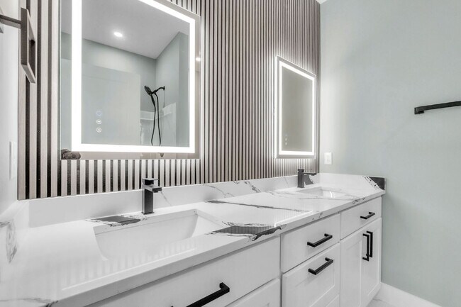 Building Photo - Updated 3-Bedroom, 2.5-Bathroom Townhome Gem in Landrum